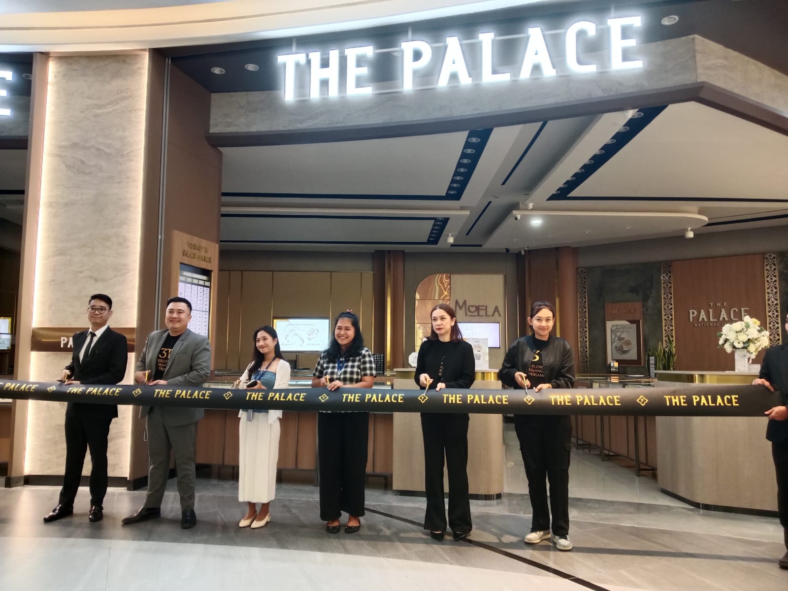 The Palace membuka gerai terbarunya di Living World Grand Wisata Bekasi. Foto: Ratih