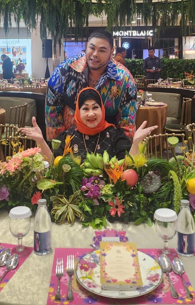 Desainer Ivan Gunawan bersama pengusaha wanita Indonesia Dewi Motik. Foto: Dok. Pribadi