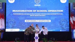 Penandatanganan dokumen Development of Vocational Training Center (Pusat Pengembangan Pelatihan Vokasi) Banyuwangi dalam acara Inauguration of School Operation BPVP Banyuwangi, Jawa Timur, Senin (11/8/2025).