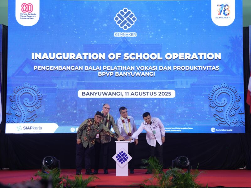 Penandatanganan dokumen Development of Vocational Training Center (Pusat Pengembangan Pelatihan Vokasi) Banyuwangi dalam acara Inauguration of School Operation BPVP Banyuwangi, Jawa Timur, Senin (11/8/2025).