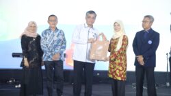 Menaker Yassierli pembekalan mahasiswa baru di Gymnasium Sekolah Vokasi IPB, Kota Bogor, Jawa Barat, Rabu (13/8/2025).