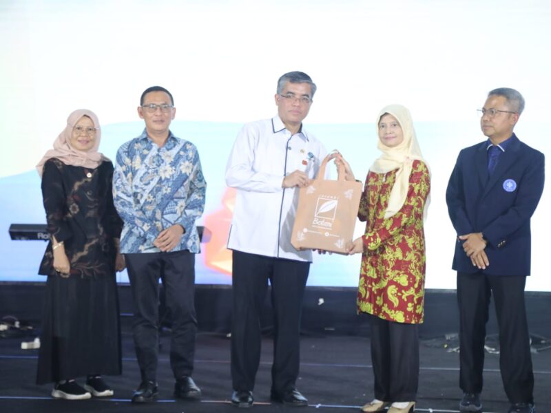 Menaker Yassierli pembekalan mahasiswa baru di Gymnasium Sekolah Vokasi IPB, Kota Bogor, Jawa Barat, Rabu (13/8/2025).