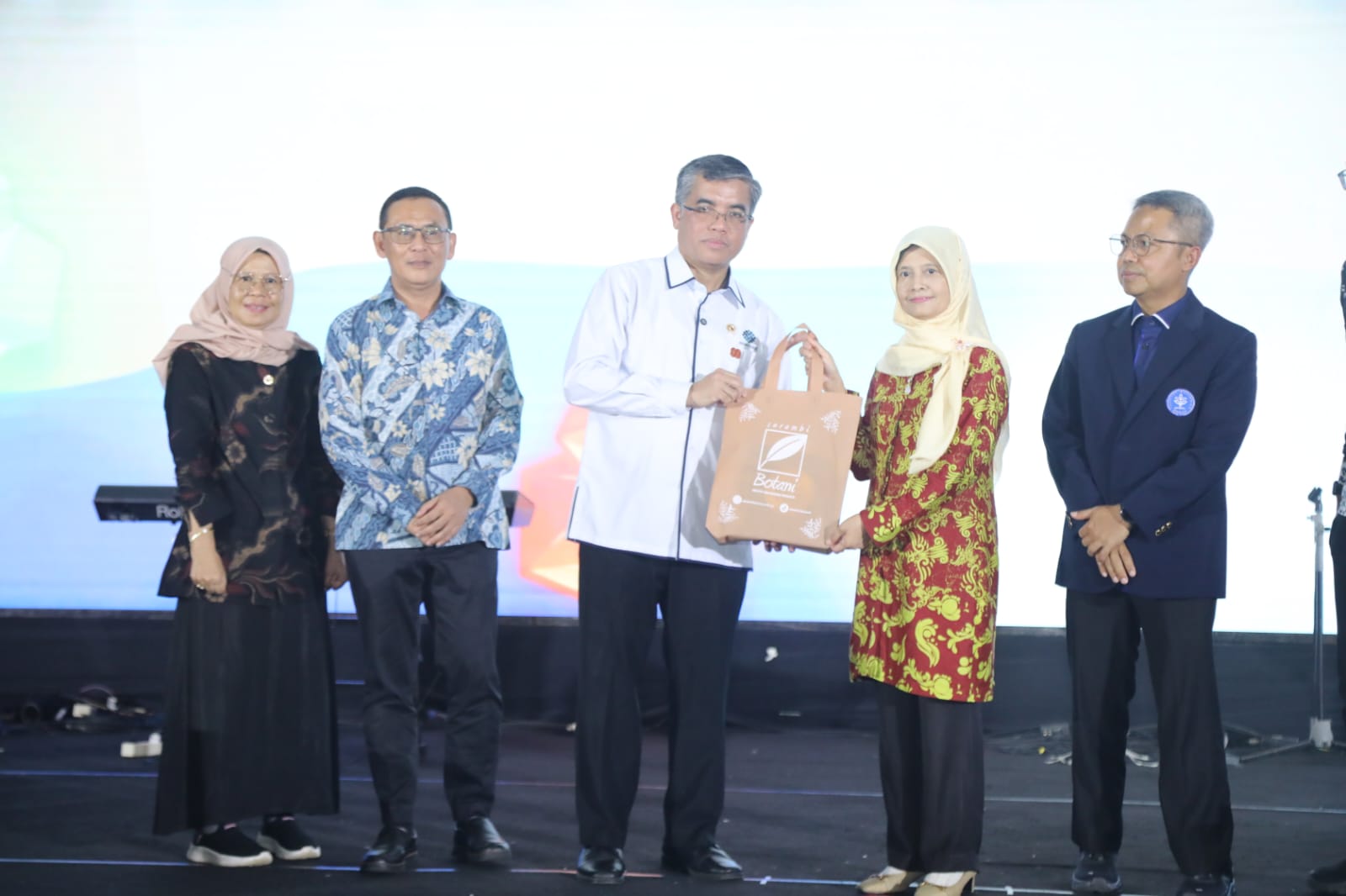 Menaker Yassierli pembekalan mahasiswa baru di Gymnasium Sekolah Vokasi IPB, Kota Bogor, Jawa Barat, Rabu (13/8/2025).