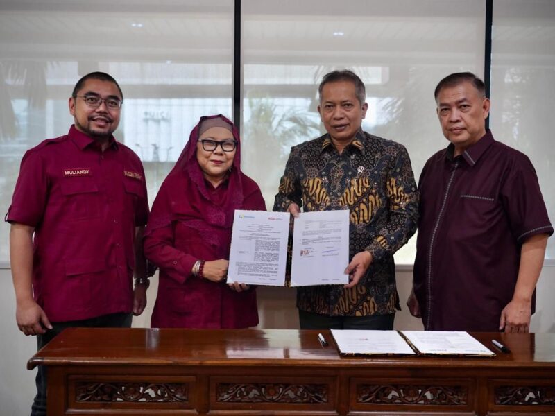 Wakil Menteri Koperasi (Wamenkop) Ferry Juliantono Menandatangani dokumen nota kesepahaman (MoU/ Memorandum of Understanding) dengan Ketua Umum Koperasi Garudayaksa Nusantara (KGN), Jasmin Kartiasa Setiawan tentang Dukungan Pengembangan Koperasi Desa (Kopdes) Merah Putih.