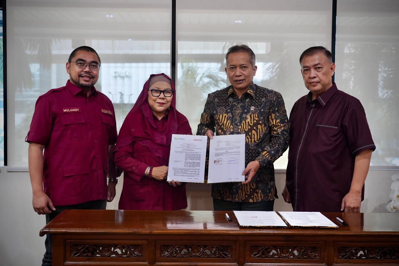Wakil Menteri Koperasi (Wamenkop) Ferry Juliantono Menandatangani dokumen nota kesepahaman (MoU/ Memorandum of Understanding) dengan Ketua Umum Koperasi Garudayaksa Nusantara (KGN), Jasmin Kartiasa Setiawan tentang Dukungan Pengembangan Koperasi Desa (Kopdes) Merah Putih.