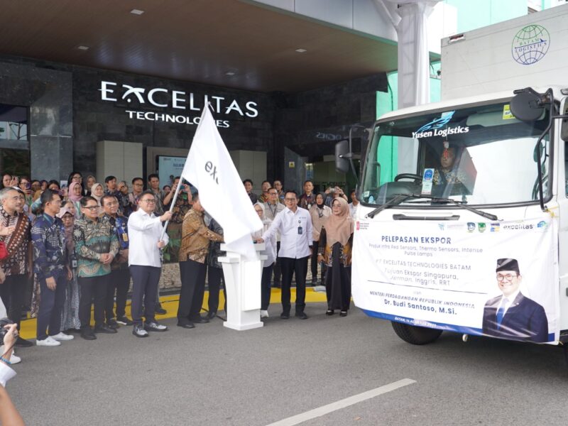 Menteri Perdagangan Budi Santoso melepas ekspor komponen elektronik produksi PT Excelitas Technologies Batam senilai USD 15 juta ke Singapura, Jerman, Inggris, dan Tiongkok.