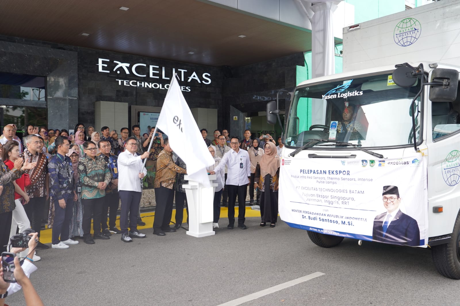 Menteri Perdagangan Budi Santoso melepas ekspor komponen elektronik produksi PT Excelitas Technologies Batam senilai USD 15 juta ke Singapura, Jerman, Inggris, dan Tiongkok.