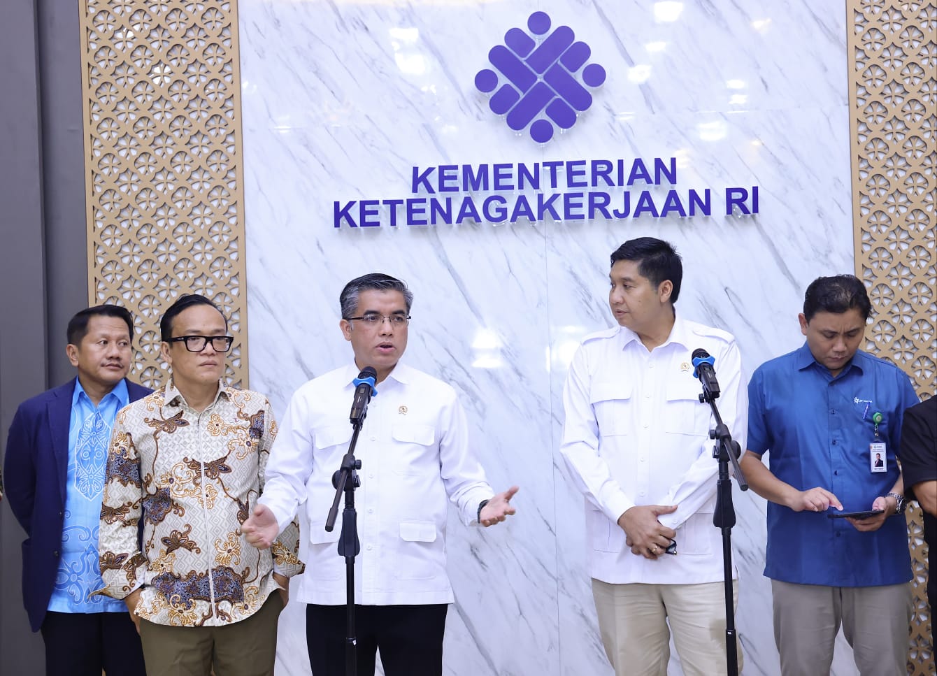 Kementerian Ketenagakerjaan (Kemnaker) bersama Kementerian Perumahan dan Kawasan Permukiman (Kementerian PKP) serta Badan Pusat Statistik (BPS) sepakat memperkuat kerja sama penyediaan rumah subsidi bagi buruh dan pekerja.
