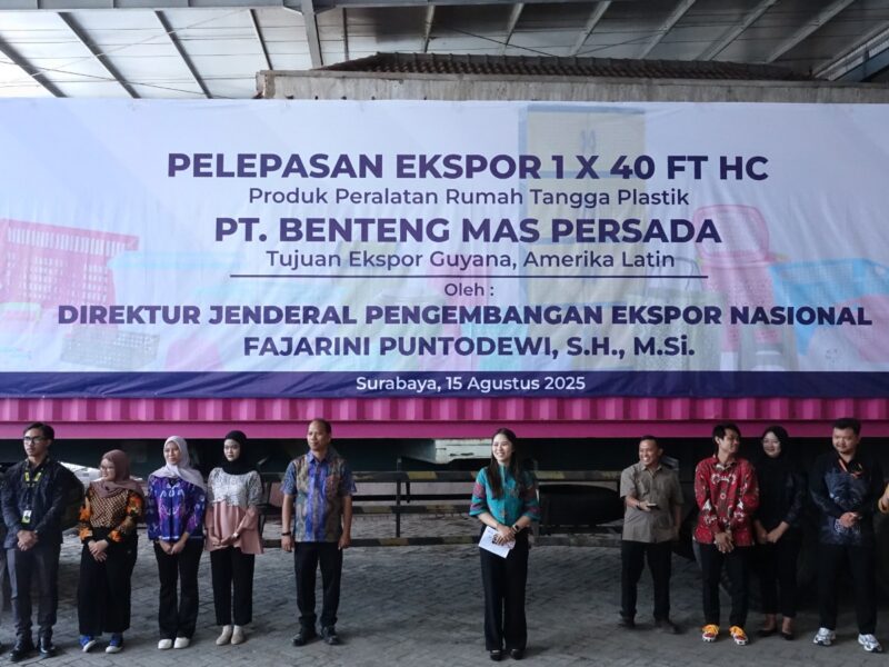 Kementerian Perdagangan melepas ekspor perdana peralatan rumah tangga dari plastik produksi PT Benteng Mas Persada (BMP) ke Guyana senilai USD 23 ribu atau setara Rp374 juta. Pelepasan ekspor dilakukan di Surabaya.