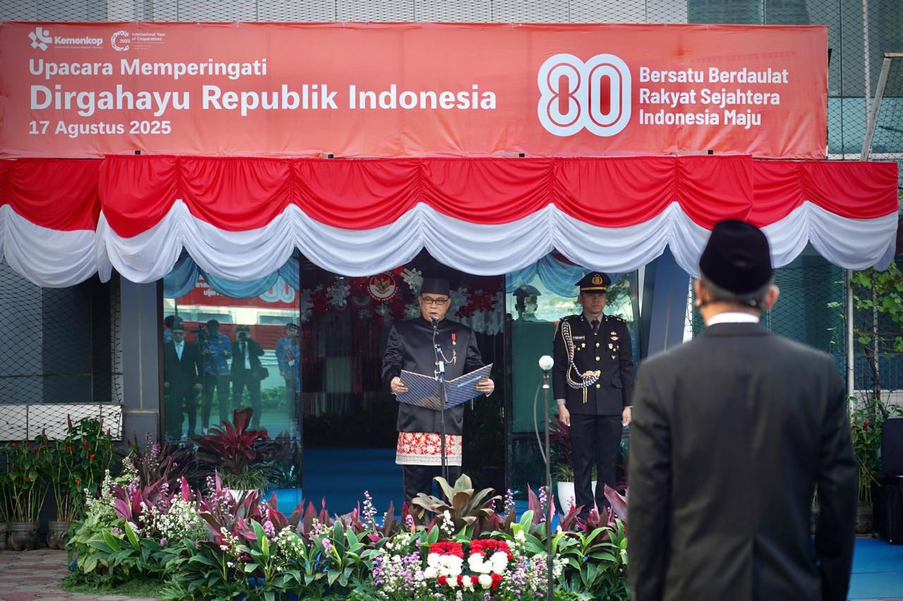 Menkop Budi Arie dalam upacara peringatan HUT RI ke-80 di Kementerian Koperasi, Minggu (17/8/2025).