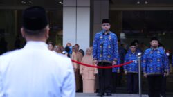 Menaker Yassierli memimpin upacara peringatan HUT ke-80 RI di Plaza Kemnaker, Jakarta, Minggu (17/8/2025).