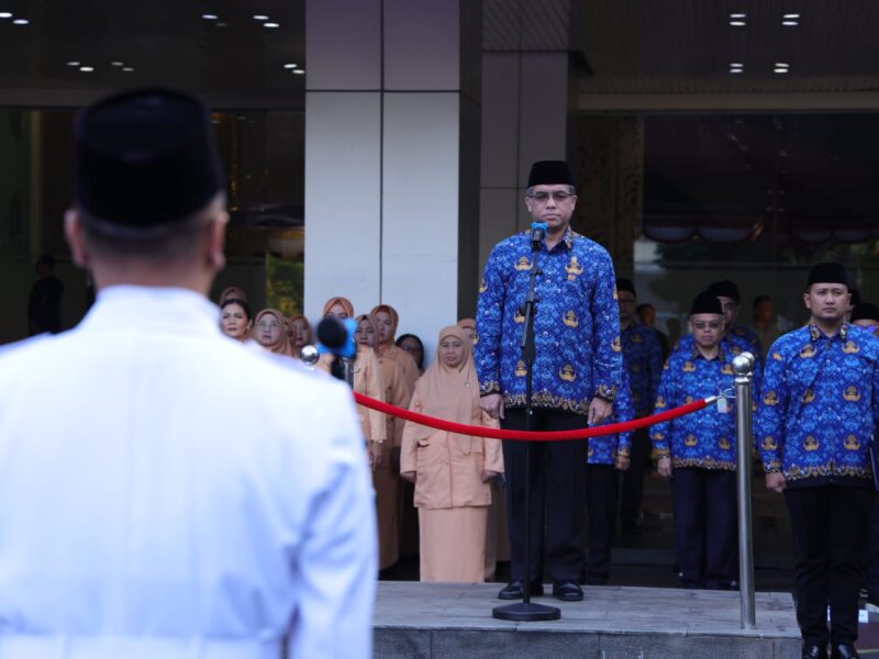 Menaker Yassierli memimpin upacara peringatan HUT ke-80 RI di Plaza Kemnaker, Jakarta, Minggu (17/8/2025).