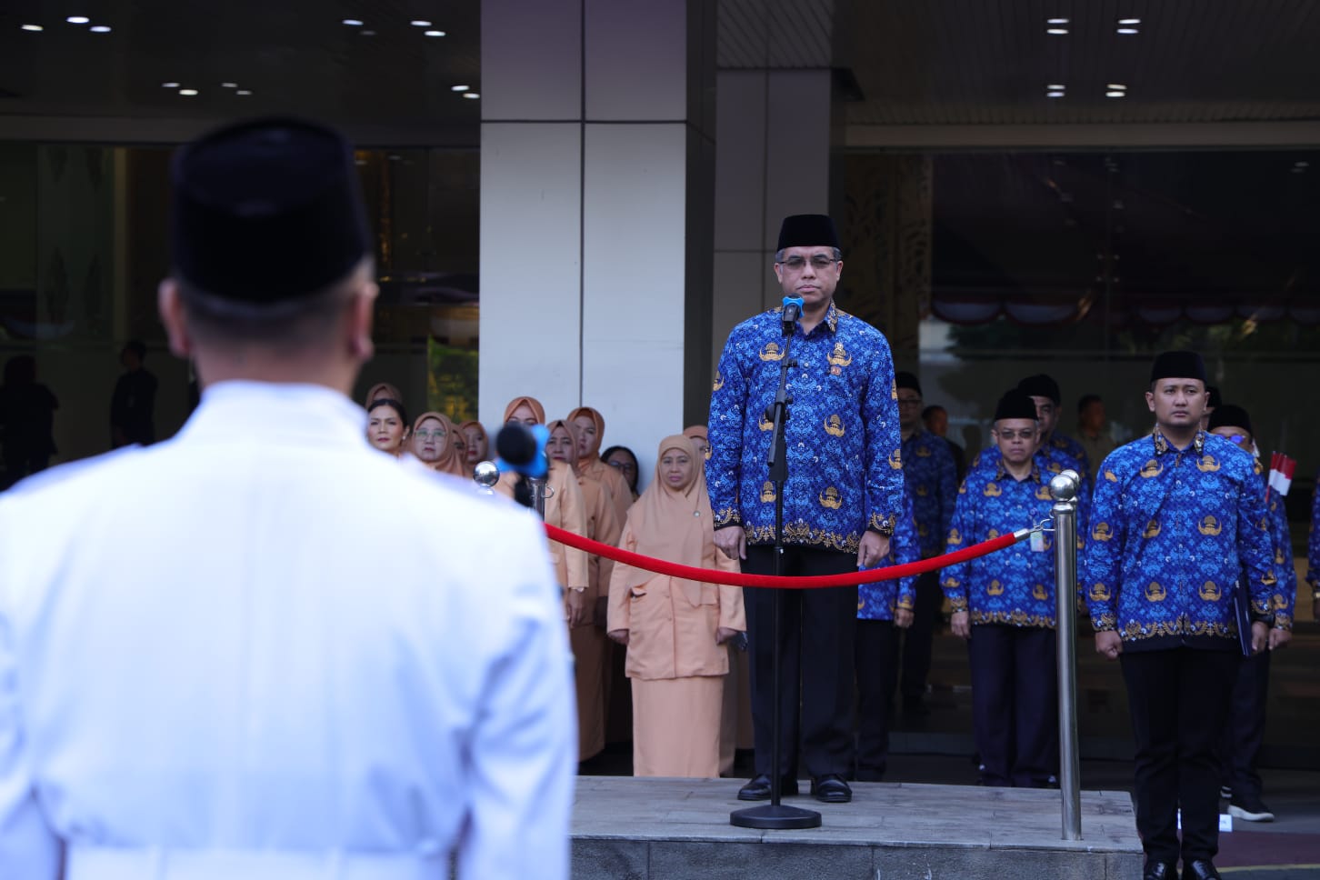 Menaker Yassierli memimpin upacara peringatan HUT ke-80 RI di Plaza Kemnaker, Jakarta, Minggu (17/8/2025).