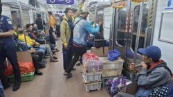 Para pedagang di dalam gerbong kereta. Foto: Ist