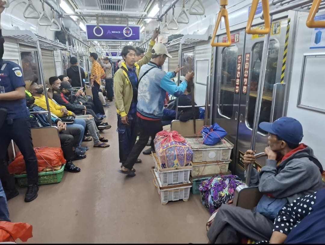 Para pedagang di dalam gerbong kereta. Foto: Ist