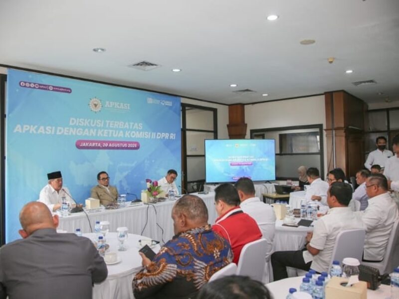Ketua Komisi II DPR RI Dr. H.M. Rifqinizamy Karsayuda, S.H., M.H. dalam diskusi terbatas hybrid bersama Dewan Pengurus Apkasi.