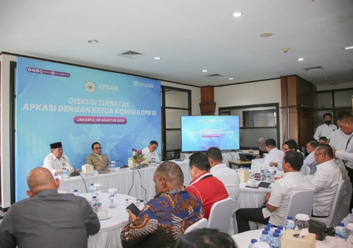 Ketua Komisi II DPR RI Dr. H.M. Rifqinizamy Karsayuda, S.H., M.H. dalam diskusi terbatas hybrid bersama Dewan Pengurus Apkasi.