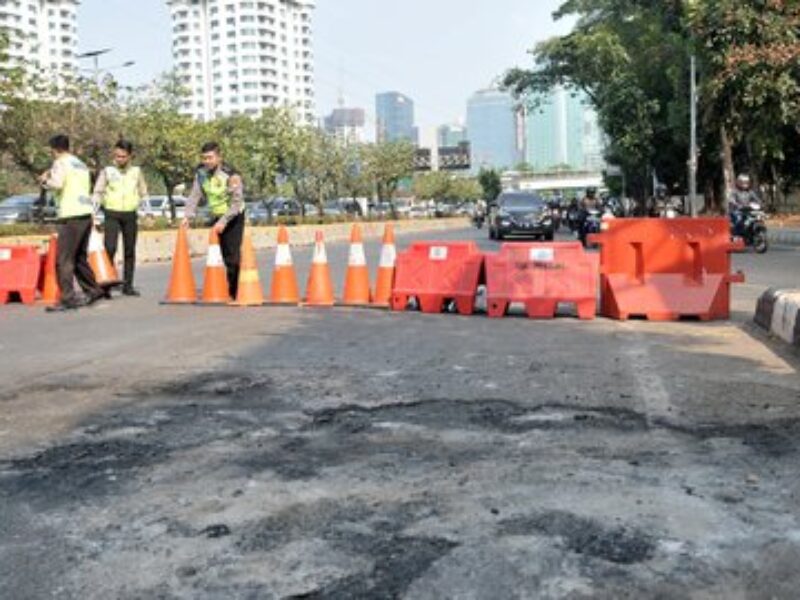 Akses Jalan ke Gedung DPR Masih Ditutup, Polisi Alihkan Arus Lalu Lintas Senayan