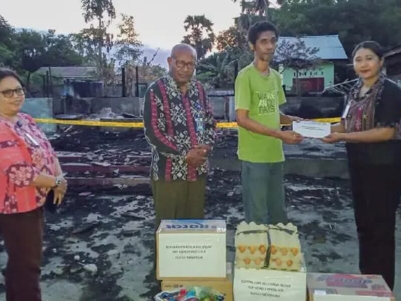 Gotong Royong Anggota Kopdit Pintu Air, Ringankan Beban Korban Kebakaran di Lepolima