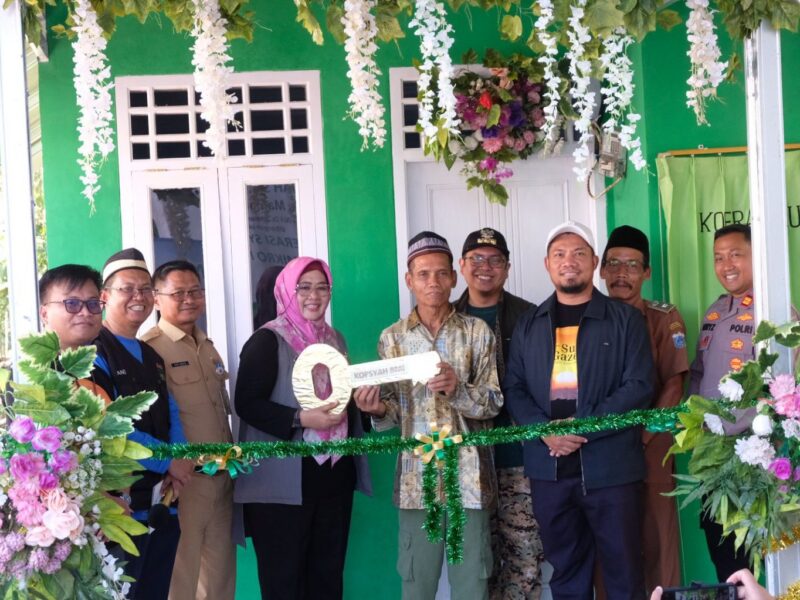 Senyum Haru Mamat: Kopsyah BMI Serahkan HRSH ke-543 untuk Pasangan Lansia di Pandeglang