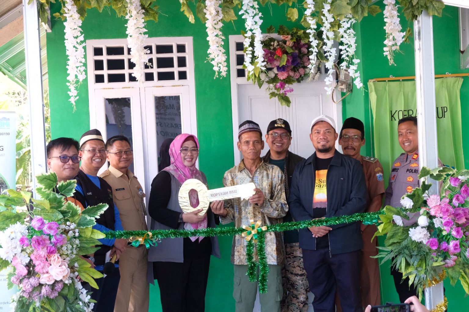 Senyum Haru Mamat: Kopsyah BMI Serahkan HRSH ke-543 untuk Pasangan Lansia di Pandeglang