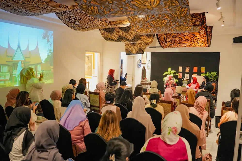 Dewi Motik & Nurhayati Subakat: Merajut Warisan Budaya dan Bisnis Global di Panggung Kemerdekaan