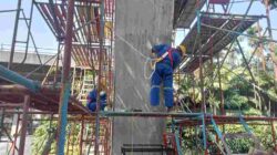 Konservasi pada pedestal atau tiang Patung Dirgantara yang lebih dikenal dengan nama Patung Pancoran.