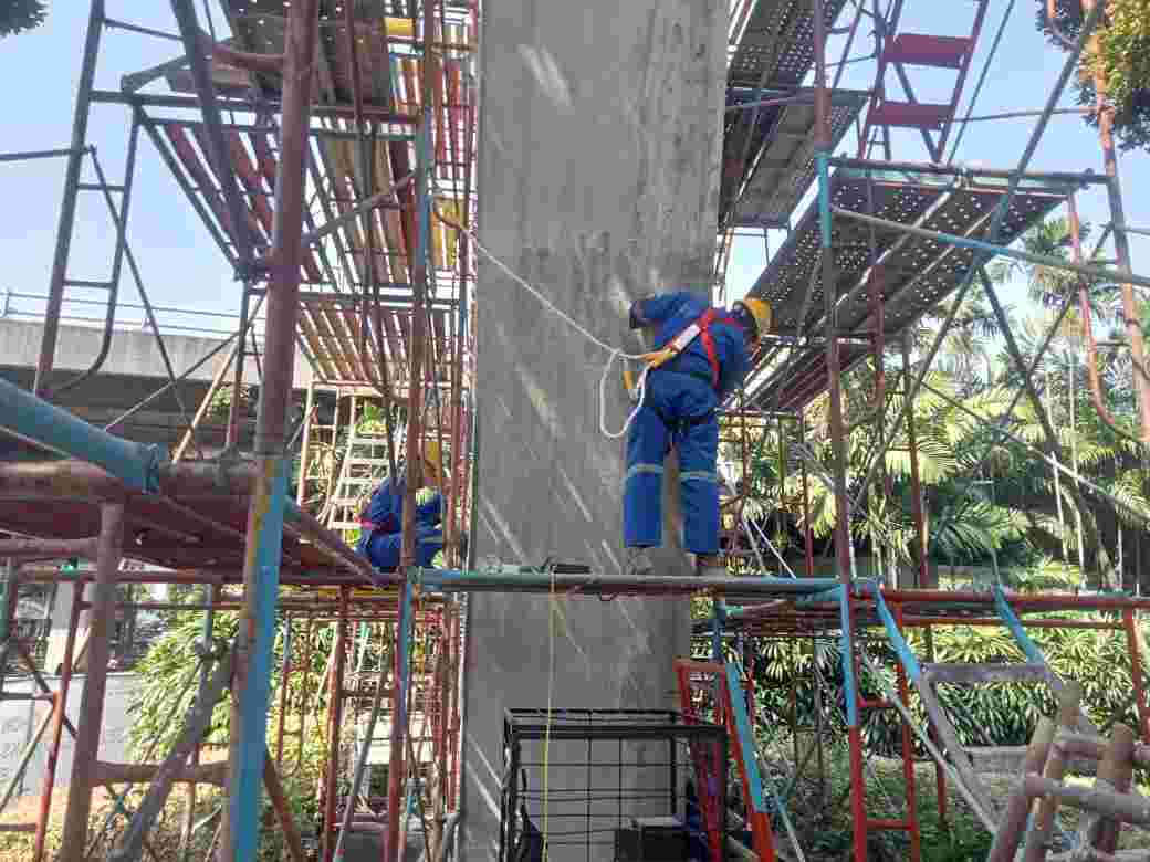 Konservasi pada pedestal atau tiang Patung Dirgantara yang lebih dikenal dengan nama Patung Pancoran.