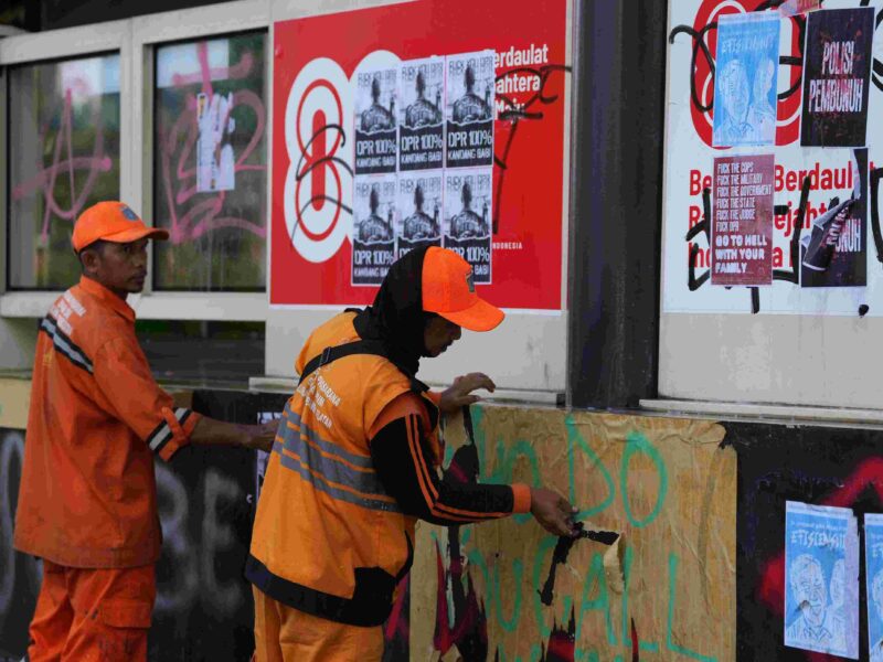 Pasukan Oranye dari Petugas Penanganan Prasarana dan Sarana Umum (PPSU) Kelurahan menjadi garda terdepan dalam setiap upaya pembersihan.