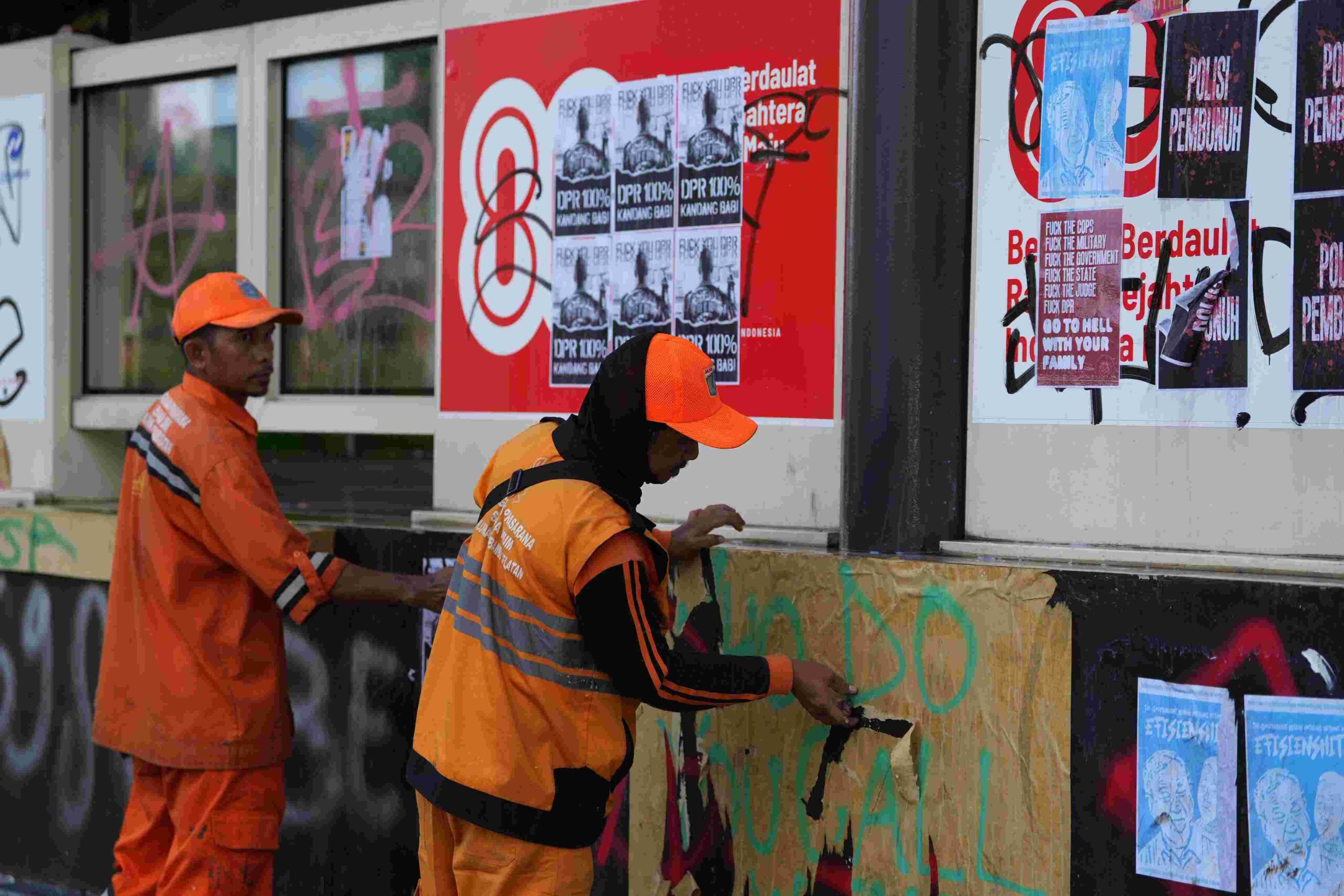 Pasukan Oranye dari Petugas Penanganan Prasarana dan Sarana Umum (PPSU) Kelurahan menjadi garda terdepan dalam setiap upaya pembersihan.