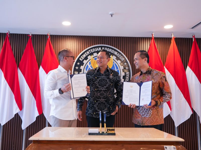 Menteri Perindustrian Agus Gumiwang Kartasasmita bersama Menteri Transmigrasi Muhammad Iftitah Sulaiman Suryanagara menandatangani Nota Kesepahaman strategis di Jakarta, Jumat (26/9/2025). Penandatanganan ini disaksikan langsung oleh Menteri Koordinator Bidang Infrastruktur dan Pembangunan Kewilayahan, Agus Harimurti Yudhoyono, dan menjadi langkah nyata memperkuat sinergi antara pengembangan industri dengan program transmigrasi.