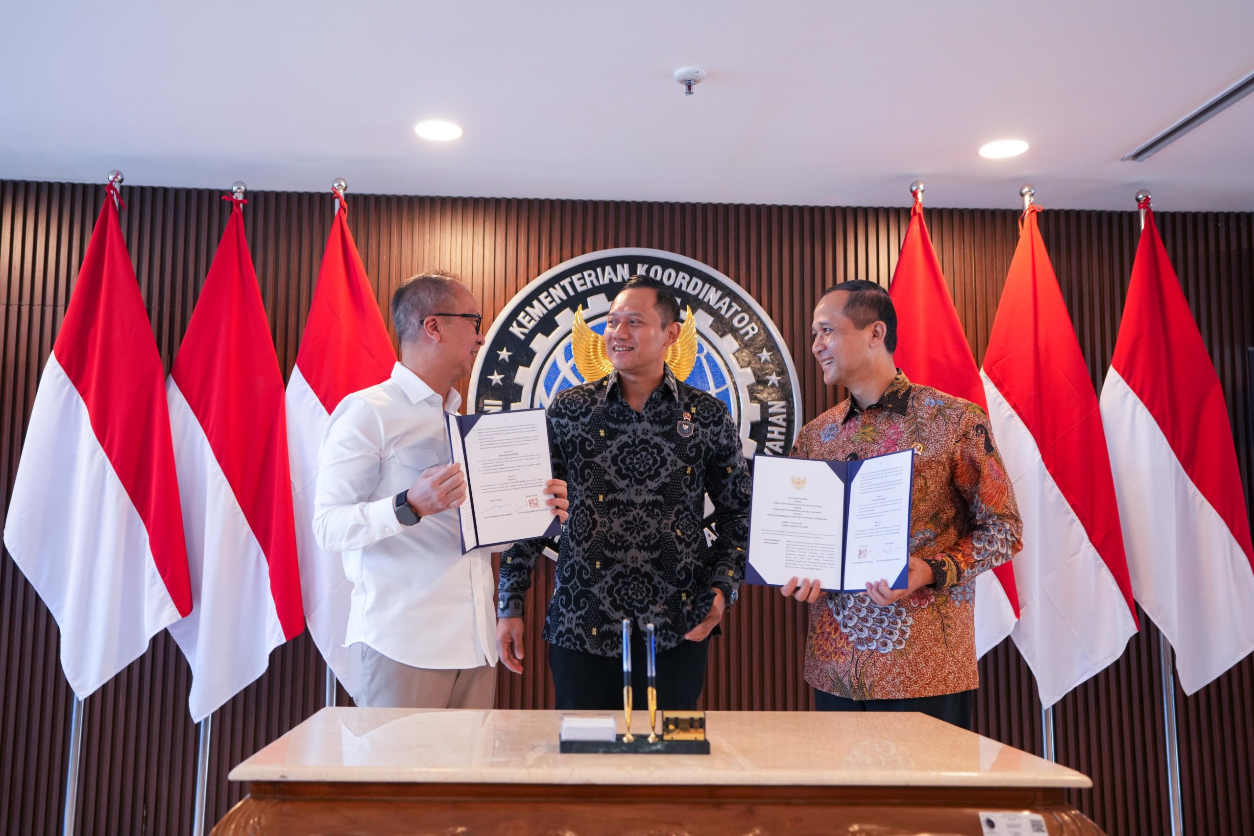 Menteri Perindustrian Agus Gumiwang Kartasasmita bersama Menteri Transmigrasi Muhammad Iftitah Sulaiman Suryanagara menandatangani Nota Kesepahaman strategis di Jakarta, Jumat (26/9/2025). Penandatanganan ini disaksikan langsung oleh Menteri Koordinator Bidang Infrastruktur dan Pembangunan Kewilayahan, Agus Harimurti Yudhoyono, dan menjadi langkah nyata memperkuat sinergi antara pengembangan industri dengan program transmigrasi.