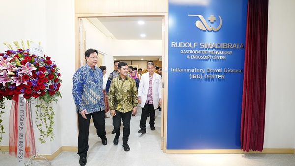 Wakil Menteri Kesehatan Dante Saksono Harbuwono turut hadir dalam acara peluncuran dua pusat layanan unggulan RS Abdi Waluyo. Foto: Gema/Peluang