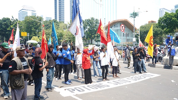 Serikat Petani Indonesia (SPI) menggelar aksi massa di depan Istana Kepresidenan, Jakarta, Selasa (24/9). Foto: Gema/Peluang