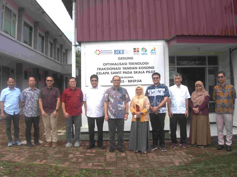 Kementerian Perindustrian terus mendorong pemanfaatan tandan kosong kelapa sawit (TKKS) sebagai bahan baku bioethanol melalui proses ekstraksi glukosa.