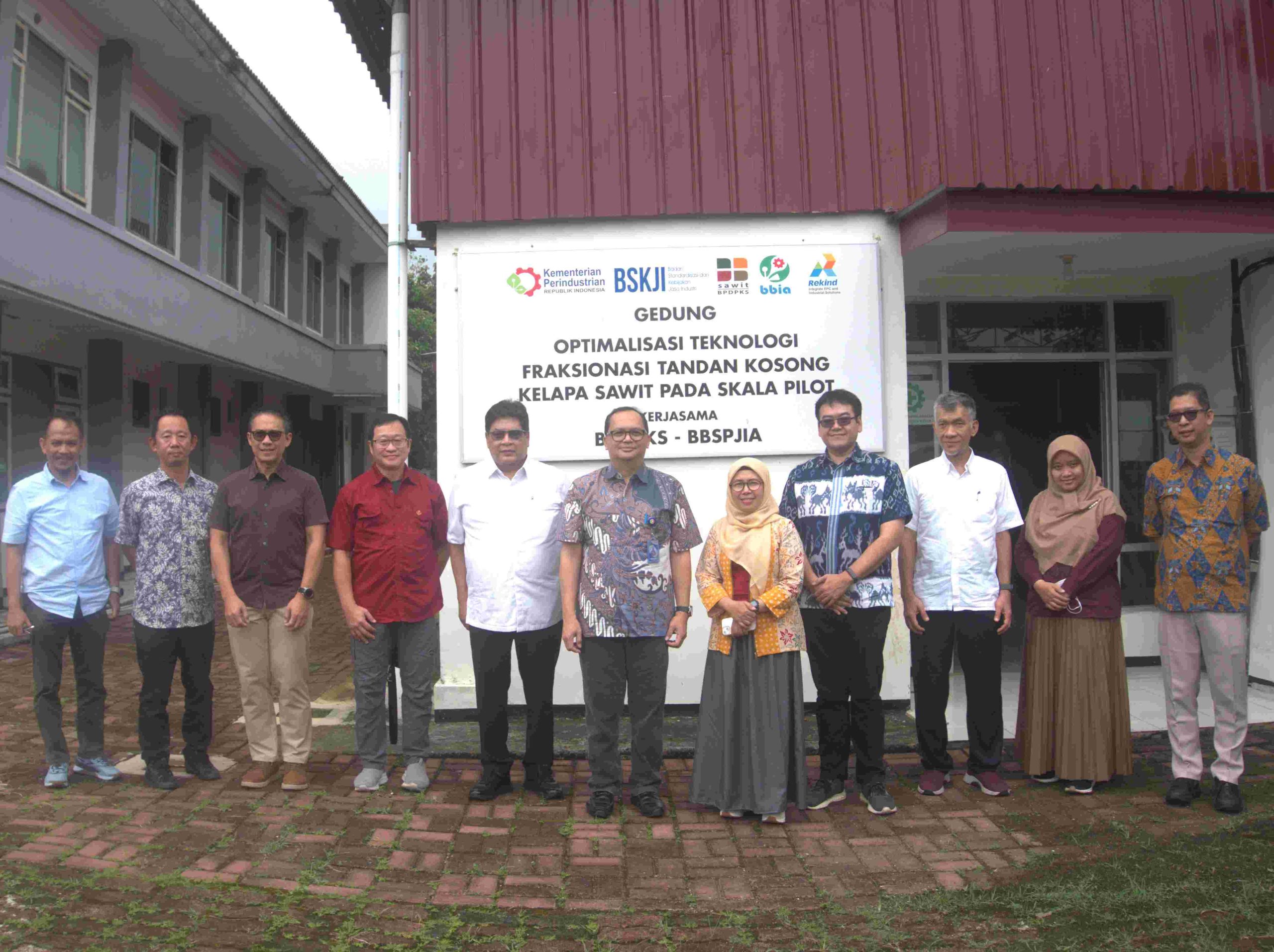 Kementerian Perindustrian terus mendorong pemanfaatan tandan kosong kelapa sawit (TKKS) sebagai bahan baku bioethanol melalui proses ekstraksi glukosa.