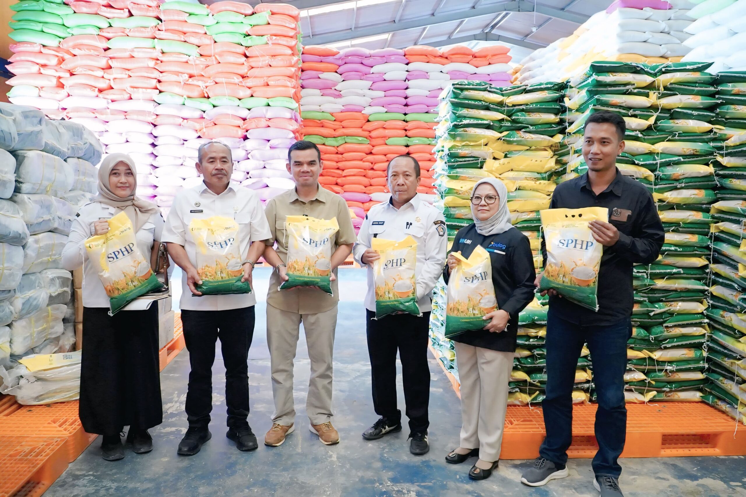 Pengecekan langsung stok beras di Gudang Bulog Punggaloba, Kecamatan Kendari, Kota Kendari.