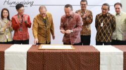PT Bank Maybank Indonesia Tbk (Maybank Indonesia) dan PT Bank Nano Syariah (Nanobank Syariah) resmi menandatangani kemitraan strategis melalui transaksi Sharia Restricted Investment Account (SRIA). Foto: Ist