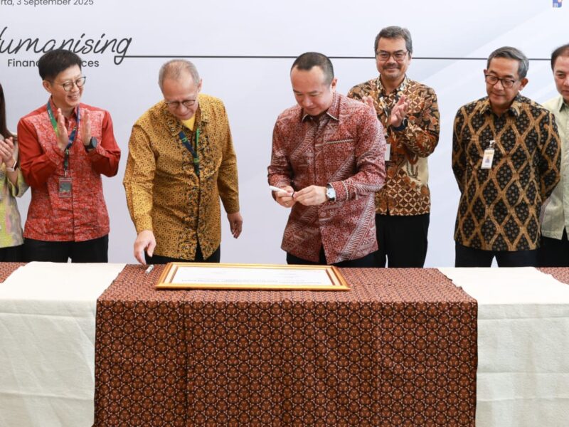 PT Bank Maybank Indonesia Tbk (Maybank Indonesia) dan PT Bank Nano Syariah (Nanobank Syariah) resmi menandatangani kemitraan strategis melalui transaksi Sharia Restricted Investment Account (SRIA). Foto: Ist