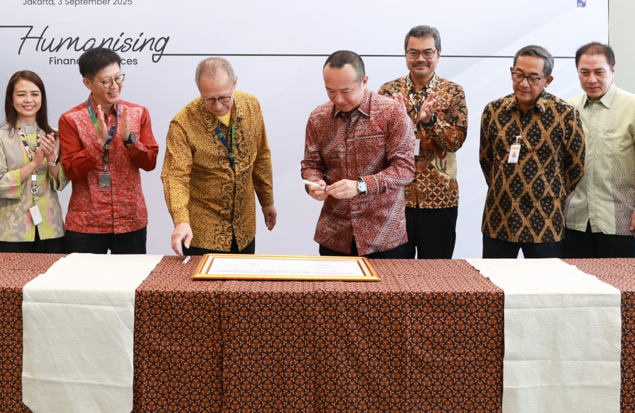 PT Bank Maybank Indonesia Tbk (Maybank Indonesia) dan PT Bank Nano Syariah (Nanobank Syariah) resmi menandatangani kemitraan strategis melalui transaksi Sharia Restricted Investment Account (SRIA). Foto: Ist