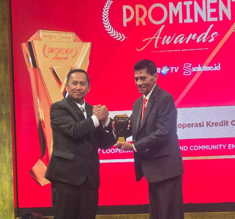 Penyerahan award diserahkan oleh Sekretaris Menteri Koperasi Ahmad Zabadi kepada Ketua KSP Obor Mas Markus Menando. Foto: dok. peluangnews-irm
