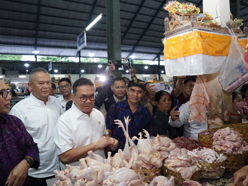 Mendag Pastikan Harga dan Stok Bapok di Pasar Nyanggelan Terkendali