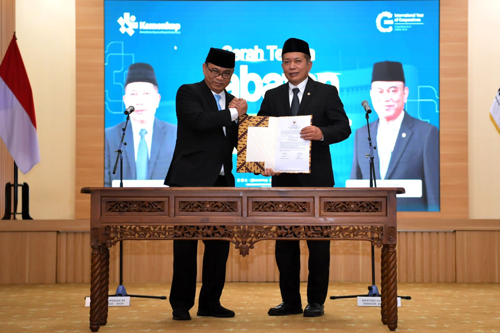 Sertijab dari Budi Arie kepada Menteri Koperasi Ferry Juliantono. Foto: Gema/Peluang