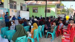 Wakil Ketua 3 Kopdit Pintu Air, Vinsensius Deo bersama tim Kopdit Pintu Air saat memberikan sosialisasi kepada warga Desa Pemana.