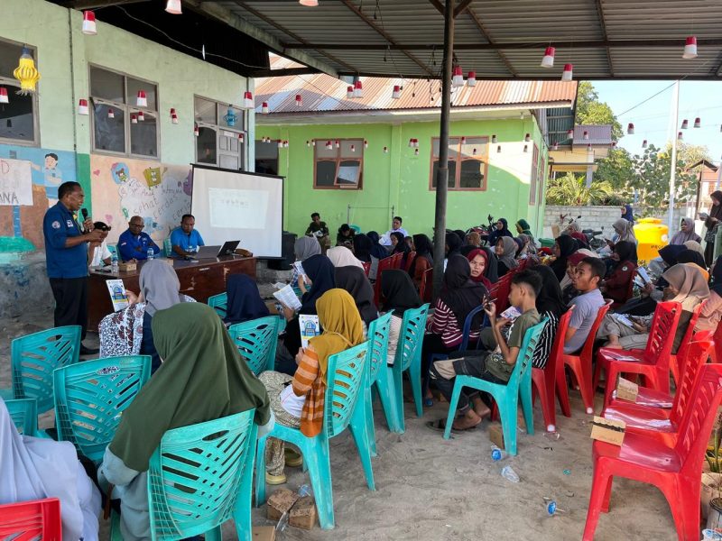 Wakil Ketua 3 Kopdit Pintu Air, Vinsensius Deo bersama tim Kopdit Pintu Air saat memberikan sosialisasi kepada warga Desa Pemana.
