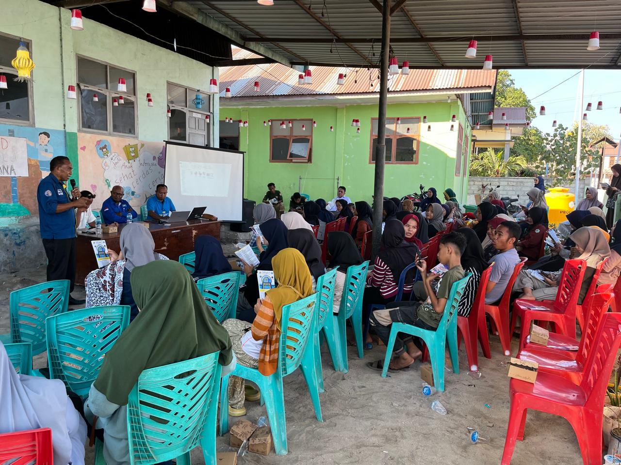 Wakil Ketua 3 Kopdit Pintu Air, Vinsensius Deo bersama tim Kopdit Pintu Air saat memberikan sosialisasi kepada warga Desa Pemana.