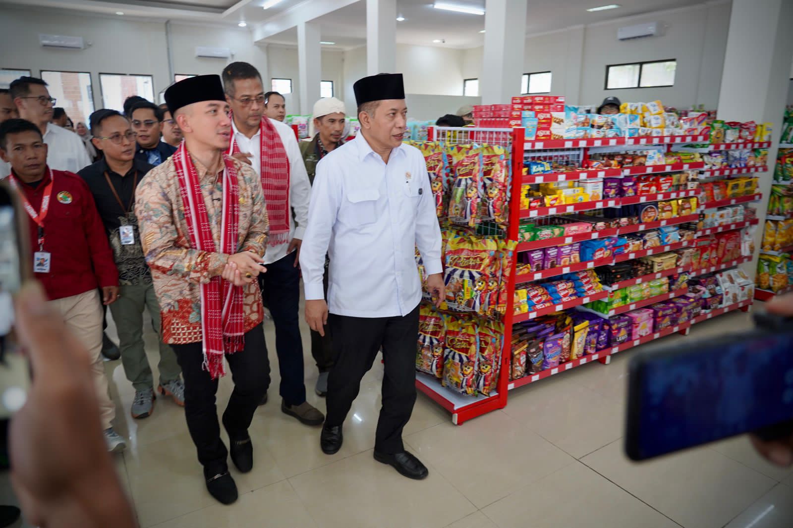 Menteri Koperasi Ferry Juliantono meresmikan operasionalisasi Koperasi Desa/Kelurahan (Kopdes/Kel) Merah Putih Girimukti, Kecamatan Cilograng, Kabupaten Lebak, pada Jumat (12/9).
