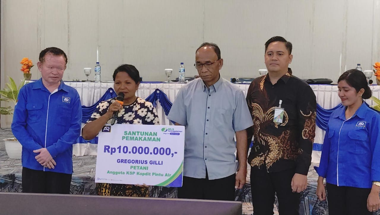 Herlin, alih waris dan juga istri Gregorian Gilli saat menerima santunan pemakaman dari BPJS Ketenagakerjaan. Foto: Ist