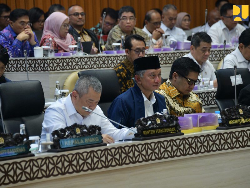 Menteri Pekerjaan Umum Dody Hanggodo rapat Komisi V DPR di Gedung DPR Senayan, Senin (15/9/2025).