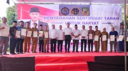 Wakil Menteri Agraria dan Tata Ruang/Wakil Kepala Badan Pertanahan Nasional (Wamen ATR/Waka BPN), Ossy Dermawan, bersama Menteri Koordinator Bidang Infrastruktur dan Pembangunan Kewilayahan (Menko IPK), Agus Harimurti Yudhoyono (AHY) menyerahkan 184 sertipikat di wilayah kerja Kantor Wilayah (Kanwil) BPN Provinsi Bengkulu.